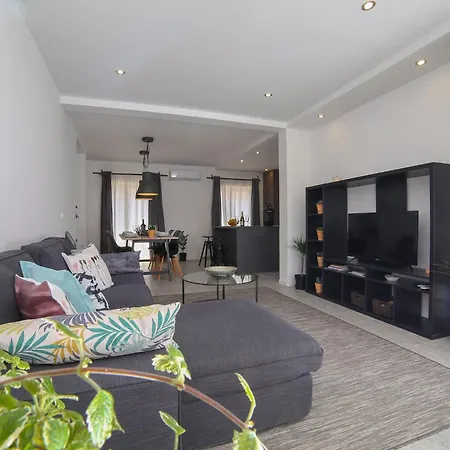 Marti - Three Bedroom With Balconies And Sea View - St דירה